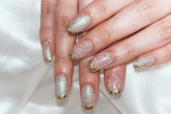 「ハンド ガラスフレンチ」ベースをフラッシュネイルに変更したガラスフレンチです^_^ 先端のキラキラも負けないデザイン！|Nail Salon Linda