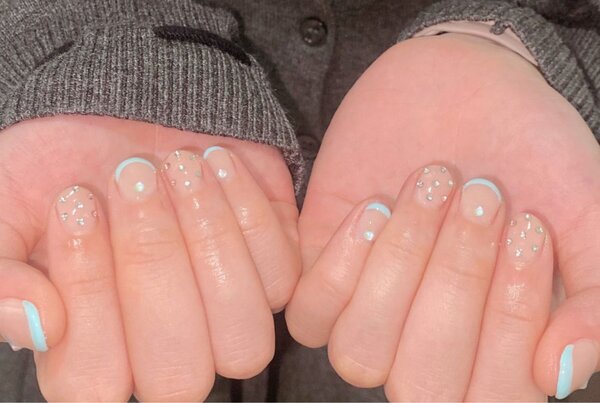 「ハンド ミドルコース」鮮やかなブルーがポイントです！|Nail Salon Linda