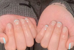 「ハンド ミドルコース」鮮やかなブルーがポイントです！|Nail Salon Linda