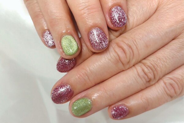 「ハンド マグネット・ワンカラー」フラッシュマグと鮮やかなグリーンのマグネットの組み合わせです！ 春カラー、お似合いです|Nail Salon Linda