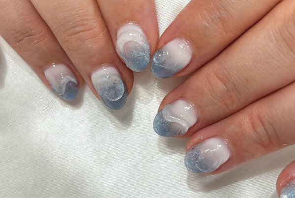 「ハンド ミドルコース」海をイメージしたニュアンスネイルです^_^ ぷくぷくアートが可愛いですね！|Nail Salon Linda
