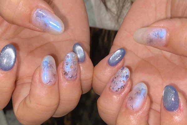 「ハンド ライトコース」鮮やかなブルーとお花でとても美しいです！|Nail Salon Linda