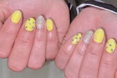 「ハンド 定額デザイン」明るい黄色で、自然と元気が出るような仕上がりです！|Nail Salon Linda