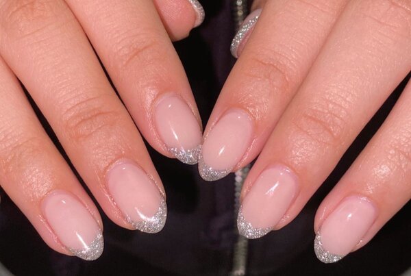 「ハンド フレンチ・ワンカラー」シルバーのラメでフレンチを作っているので、とてもキラキラです！|Nail Salon Linda