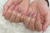 「ハンド 定額デザイン」ヌーディーカラーとキラキラパーツの定番デザインです！お手元をより華やかにしてくれます^_^|Nail Salon Linda