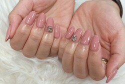 「ハンド 定額デザイン」ヌーディーカラーとキラキラパーツの定番デザインです！お手元をより華やかにしてくれます^_^|Nail Salon Linda