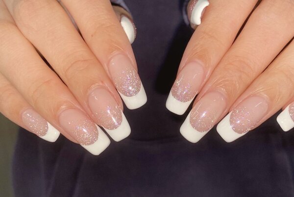 「ハンド ミドルコース」フレンチの下にフラッシュを仕込んでいます！|Nail Salon Linda