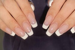 「ハンド ミドルコース」フレンチの下にフラッシュを仕込んでいます！|Nail Salon Linda