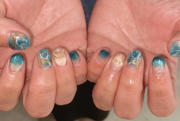 「ハンド ミドルコース」ちゅるんとした青緑カラーをベースに♪|Nail Salon Linda
