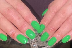 「ハンド ワンカラー」ネオングリーンでパキッと印象的になります！|Nail Salon Linda