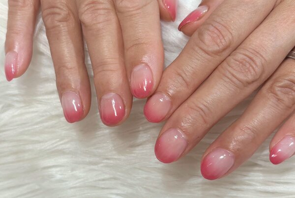 「ハンド グラデーション」濃いめのピンクグラデーション！ お手元を華やかにしてくれます^ ^|Nail Salon Linda
