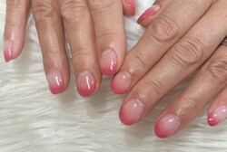 「ハンド グラデーション」濃いめのピンクグラデーション！ お手元を華やかにしてくれます^ ^|Nail Salon Linda