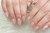 「ハンド ワンカラー」ラメの入ったベージュホワイトです！ オフィスにもピッタリのワンカラーです^ ^|Nail Salon Linda