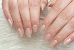 「ハンド ワンカラー」ラメの入ったベージュホワイトです！ オフィスにもピッタリのワンカラーです^ ^|Nail Salon Linda