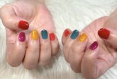 「ハンド 定額デザイン」5色使ったデザインです！ ドロップカラーがちゅるちゅるで美味しそうです^ ^|Nail Salon Linda