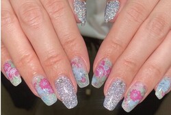 「ハンド ライトコース」お花が可愛らしいデザインになります♪ 他にも種類ございます！|Nail Salon Linda