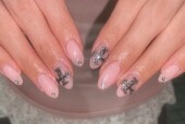 「ハンド ワンカラー」プラス料金でパーツ代！ナチュラルカラーにポイントとなるパーツでおしゃれになります！|Nail Salon Linda