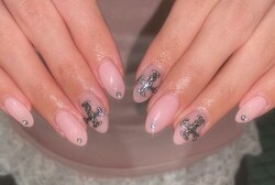 「ハンド ワンカラー」プラス料金でパーツ代！ナチュラルカラーにポイントとなるパーツでおしゃれになります！|Nail Salon Linda