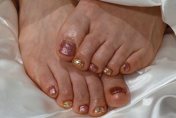 「フット ワンカラー」2色まで対応可能◎ラメがキラキラと華やかです♪|Nail Salon Linda