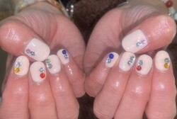 「ハンド 定額デザイン」パーツがカラフルで盛り沢山です☆|Nail Salon Linda
