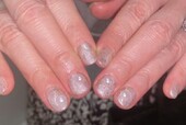「ハンド 定額デザイン」大きめのパールがアクセサリーのようにポイントになり可愛いです!|Nail Salon Linda