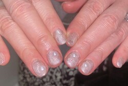 「ハンド 定額デザイン」大きめのパールがアクセサリーのようにポイントになり可愛いです!|Nail Salon Linda