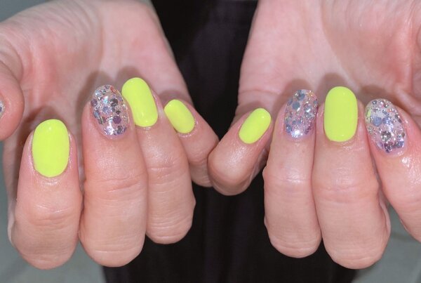 「ハンド ワンカラー」2色まで対応可能です◎ 明るいビタミンカラーで元気が出ます！|Nail Salon Linda