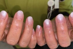 「ハンド グラデーション」ホワイトラメで遠くから見てもキラキラします！|Nail Salon Linda