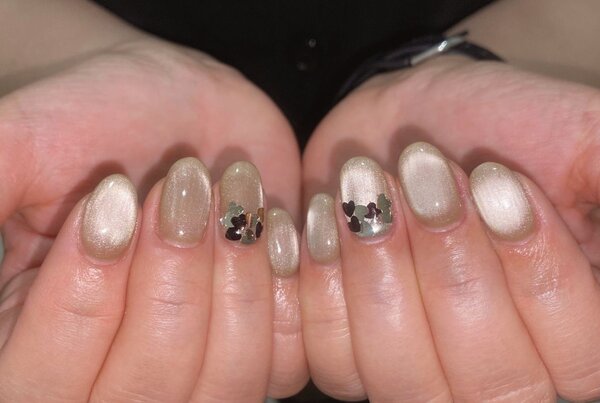 「ハンド マグネットネイル」プラス料金でハートホロをつけています♪ 艶々で美しいです！|Nail Salon Linda