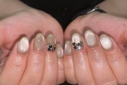 「ハンド マグネットネイル」プラス料金でハートホロをつけています♪ 艶々で美しいです！|Nail Salon Linda