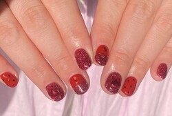 「ハンド ミドルコース」カラーもパーツも赤で統一！ パキッとしたお仕上がりになります！|Nail Salon Linda