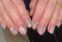 「ハンド ライトコース」マグネットの上に水滴風でちゅるんと感が増します！|Nail Salon Linda