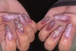 「ハンド フラッシュマグネット」プラス料金でパーツをつけてより華やかに！|Nail Salon Linda