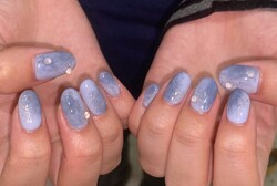 「ハンド ライトコース」ブルー系に変更して季節感を表現しています！|Nail Salon Linda