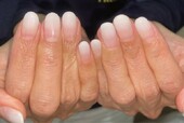 「ハンド グラデーション」ホワイトの中に少しラメが入った上品なお色味になります！|Nail Salon Linda