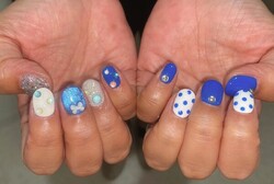 「ハンド ミドルコース」ブルーをベースにドットやラメなど、鮮やかになります！|Nail Salon Linda