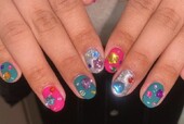 「ハンド ミドルコース」パキッとしたカラーの上にパーツをたっぷりととても可愛いです！|Nail Salon Linda