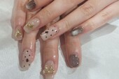 「ハンド ミドルコース」モノトーンで仕上げたベースに ハートとリボンがアクセントになったデザインです。|Nail Salon Linda