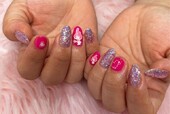 「ハンド 定額デザイン」パキッとピンクとラメを使った夏ネイル！ お好きなキャラクターつけました^ ^|Nail Salon Linda