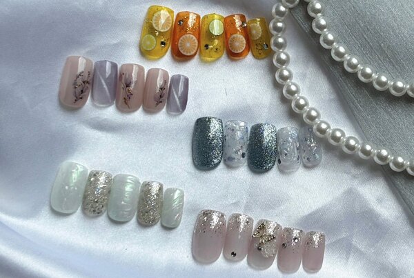 「2026年 夏ネイル ライトコース」華やかさとアート組み合わせデザインが人気のライトコースです！|Nail Salon Linda