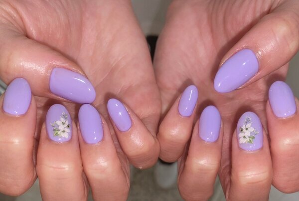 「ハンド 定額デザイン」鮮やかなパープルに白のお花がとても映えます！|Nail Salon Linda