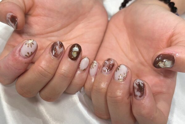 「ハンド ミドルコース」お持ち込みデザインです！ 大人カラー×ボタニカルデザインがとっで素敵です^ ^|Nail Salon Linda