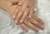 「ハンド クリアカラー」クリアで補強しておく事でクリーンなイメージもありつつ、お爪をキレイに保つ事もできおすすめです。|Nail Salon Linda