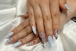 「ハンド 定額カラーチェンジ」ロングネイルにライトブルーとホワイトの柔らかいニュアンスにキラッキラのラメが可愛い組合わせ