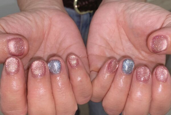 「ハンド  フラッシュ・マグネット」華やかな仕上がりで夏らしさも感じれます！|Nail Salon Linda