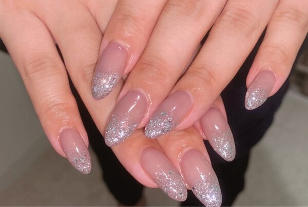 「ハンド グラデーション」ベースカラーをプラス料金で追加！ カラーを入れるのがとてもオシャレです！|Nail Salon Linda