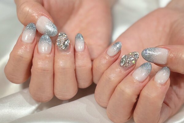 「ハンド ミドルコース」ブルーの際立つ夏ネイル！ シルバーパーツのアクセントが素敵ですね^ ^|Nail Salon Linda