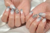 「ハンド ミドルコース」ブルーの際立つ夏ネイル！ シルバーパーツのアクセントが素敵ですね^ ^|Nail Salon Linda