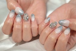 「ハンド ミドルコース」ブルーの際立つ夏ネイル！ シルバーパーツのアクセントが素敵ですね^ ^|Nail Salon Linda