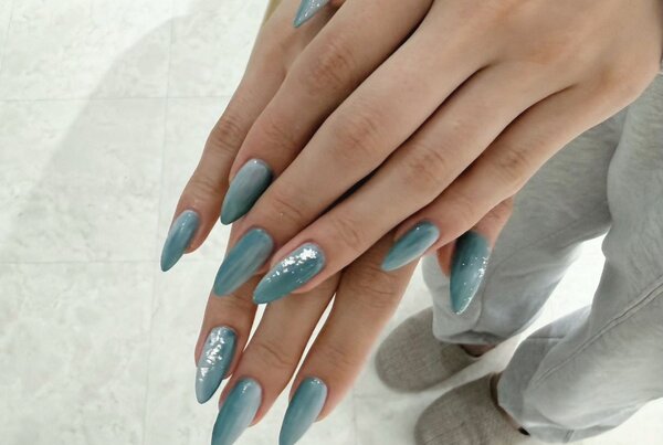 「ハンド 定額デザイン」フォームでの長さ出し！ ブルーの縦グラデが涼しげです！|Nail Salon Linda
